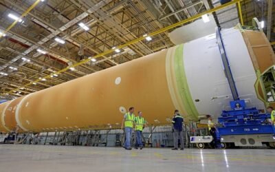 Artemis 2 moon rocket coming together for 2024 astronaut launch