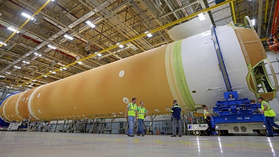 Artemis 2 moon rocket coming together for 2024 astronaut launch