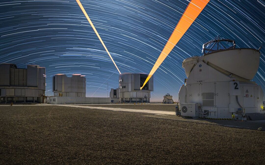 Lasers cut through star trails in beautiful photo from ESO