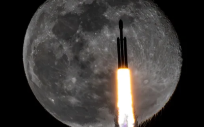 SpaceX Falcon Heavy rocket photobombs the moon in incredible award-winning shot