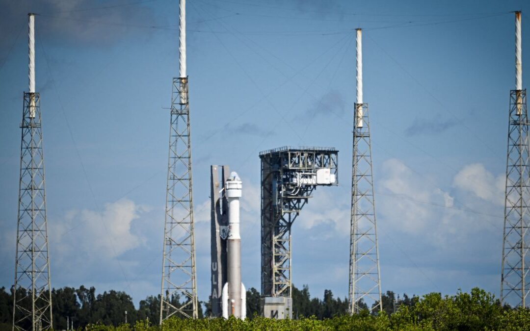 Boeing Starliner rolls out to launch pad for 1st astronaut flight on May 6 (photos)